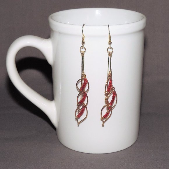 Handcrafted gold and red dangle earrings - Picture 1 of 3